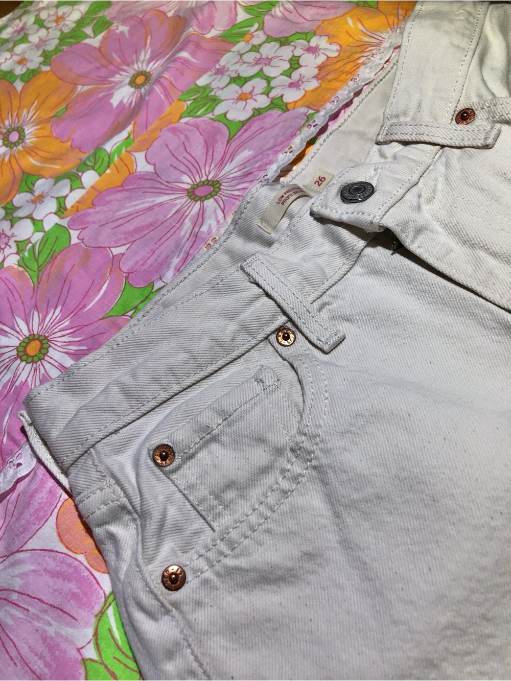 Levi’s Low Pro Straight Leg Jeans Size 26 Ecru Off-White Distressed 90s Baggy - Picture 11 of 16